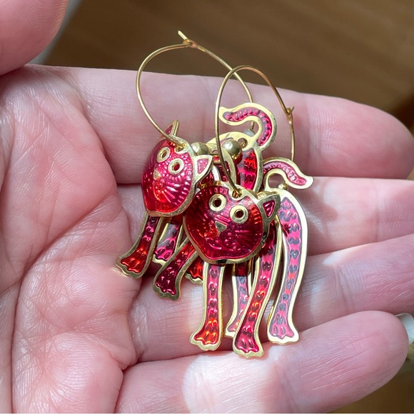 Vintage signed Berebi goldtone & enamel cat articulated hoop earrings pink red - Picture 12 of 13
